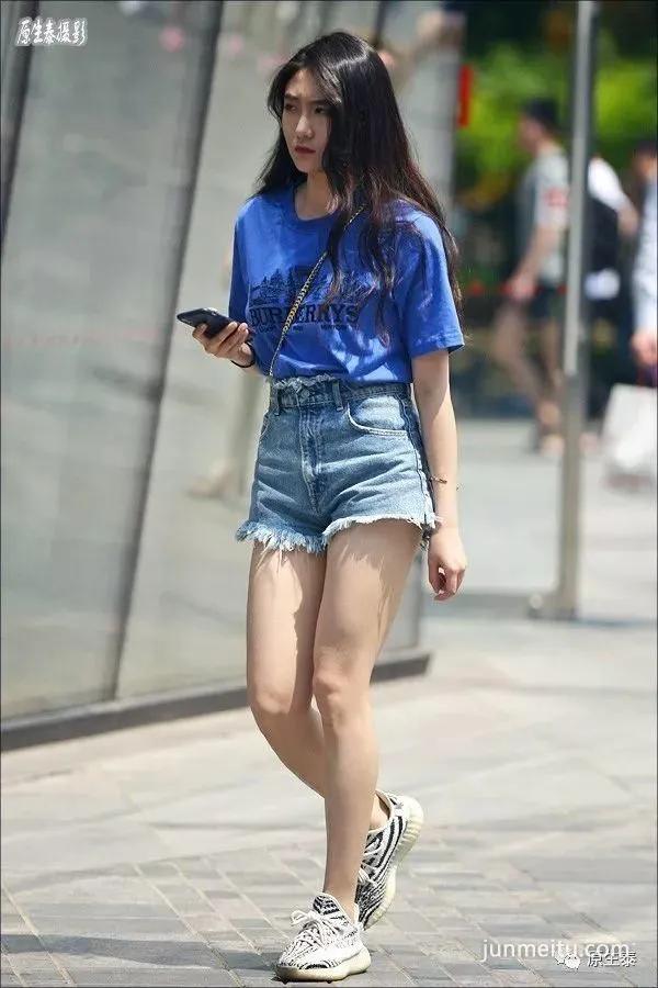 街拍夏日清凉性感美女，太晃眼了吧？