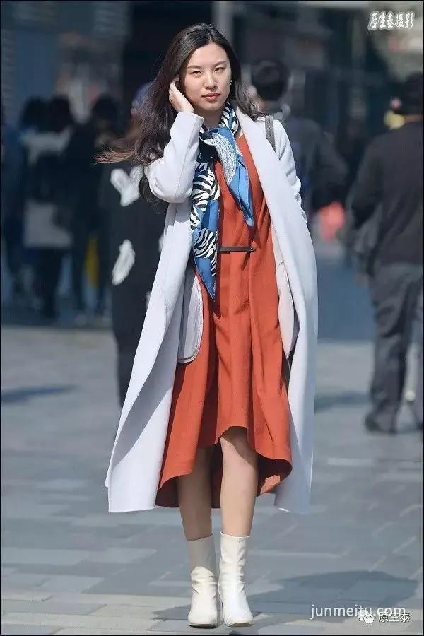 街拍春季美女二八月乱穿衣,颠覆你想象!(组图)