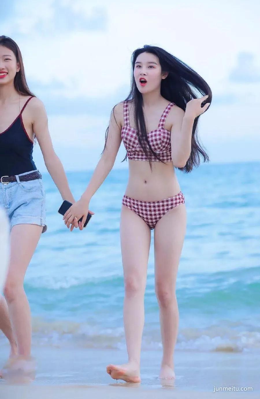 三亚海边抓拍泳装美女，比基尼粉嫩饱满的一线天