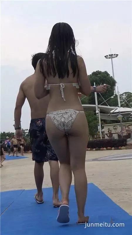有料街拍海滨浴场抓拍的比基尼透视蕾丝美女