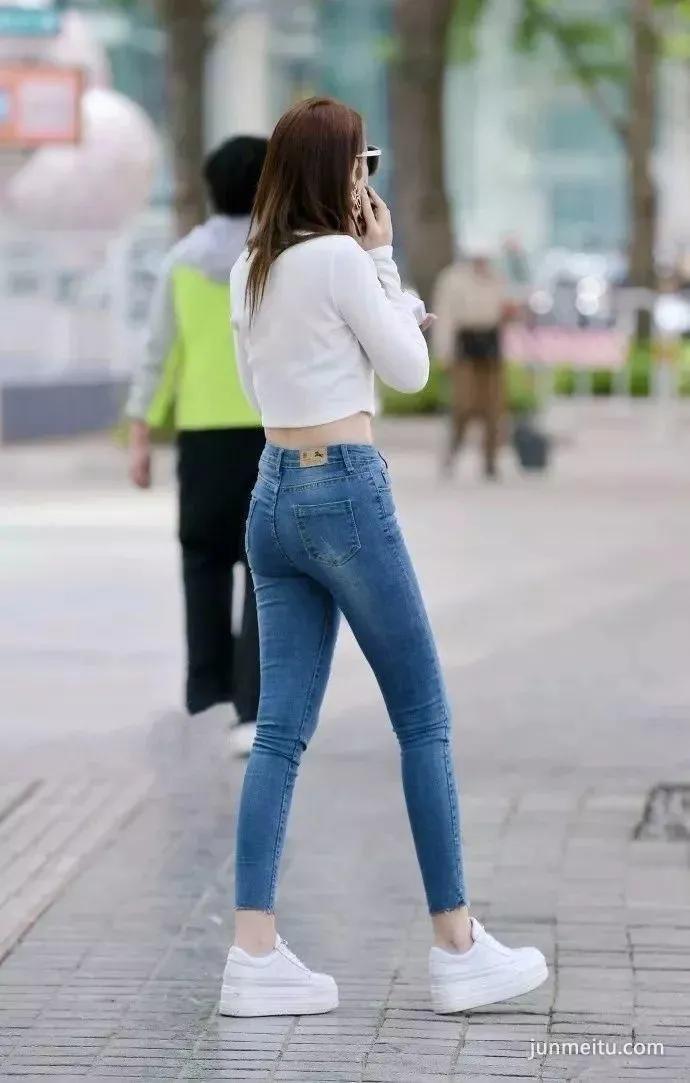 街拍大师紧身牛仔裤大长腿露脐装翘臀美女