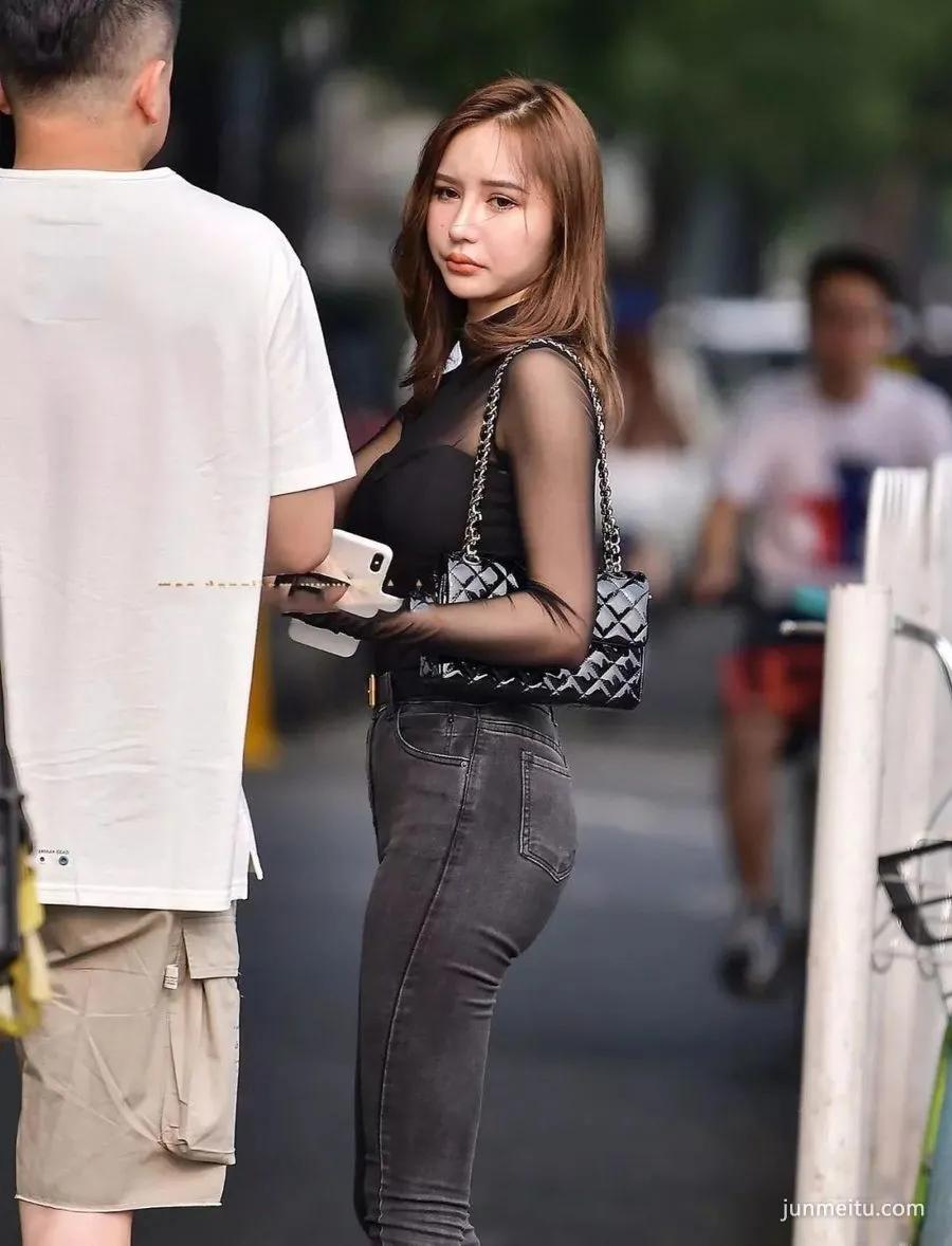 街拍高挑牛仔紧身裤浑圆挺翘大长腿好身材饱满气质女郎