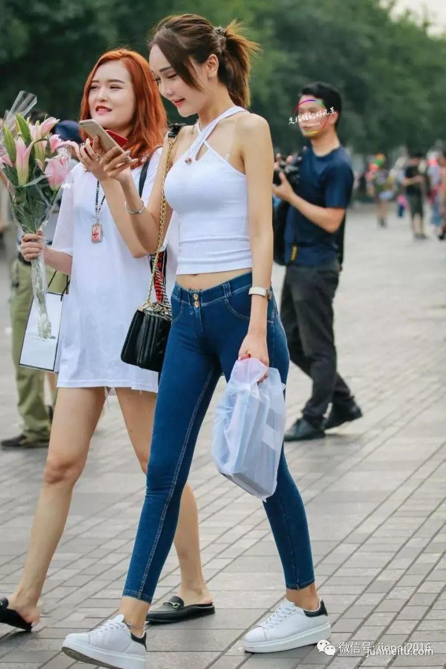街拍第一站白背心和蜜臀裤，紧致的风格展现凹凸身材