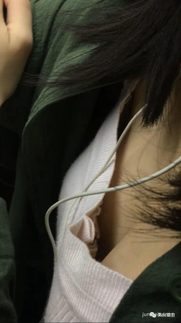 偷拍街拍 | 地铁美女白皙的皮肤很美，离罩露乳走光啦