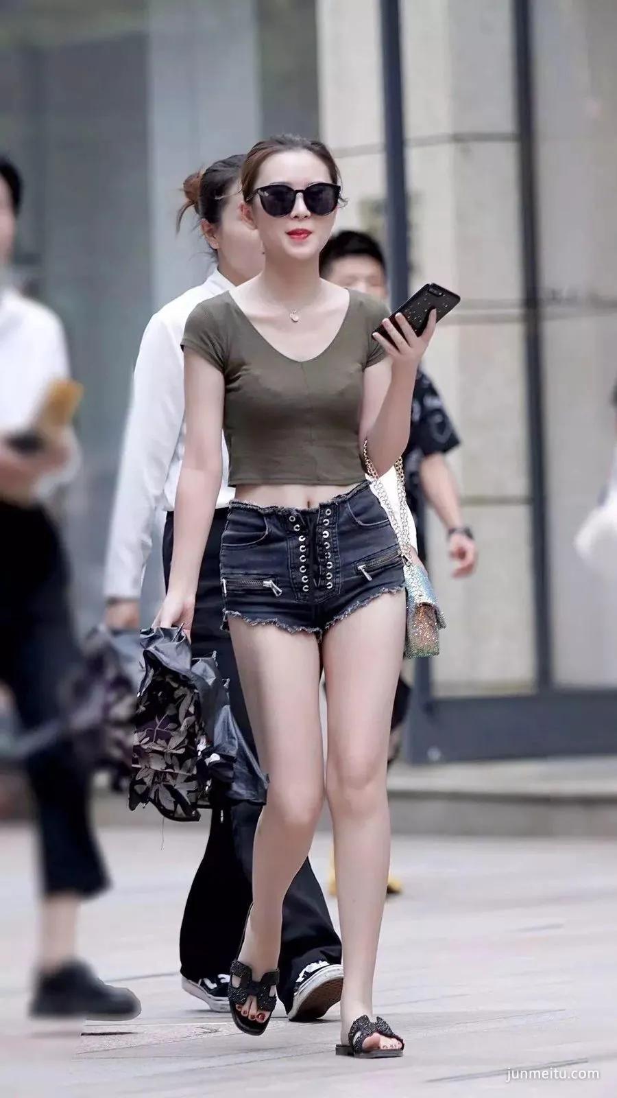 街拍身材无敌，不服来,舔