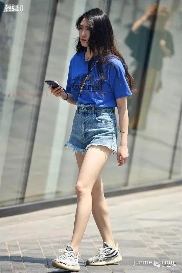 街拍夏日清凉性感美女，太晃眼了吧？