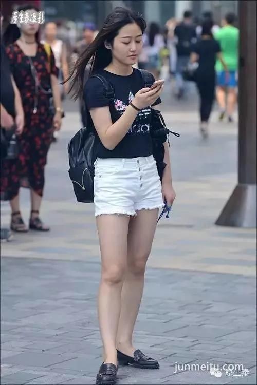 街拍穿短裤秀美腿的清凉美女!(组图)