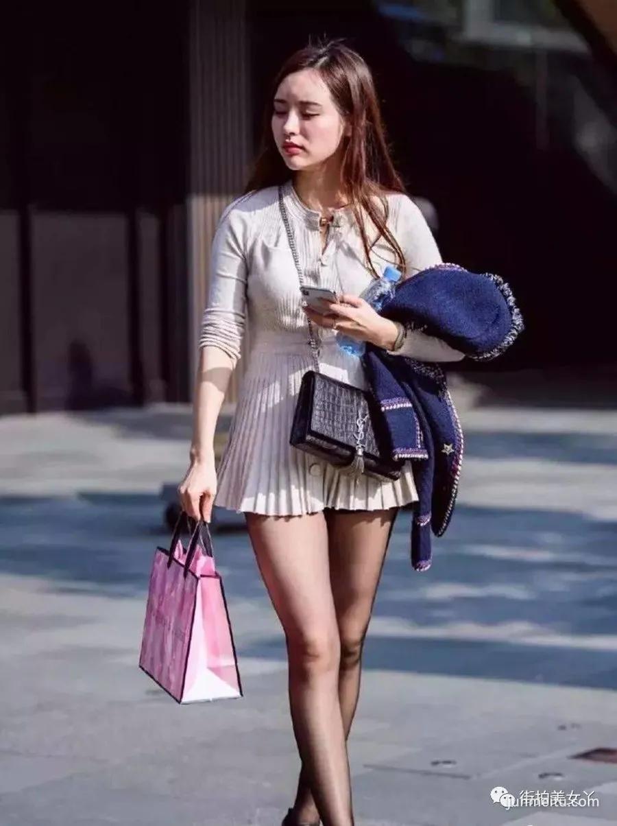 街拍 黑丝搭配短裙美女, 高颜值