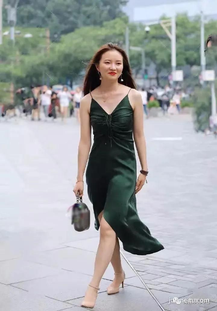 街拍绿色真丝裙搭配手拎包，塑造柔美比例线条