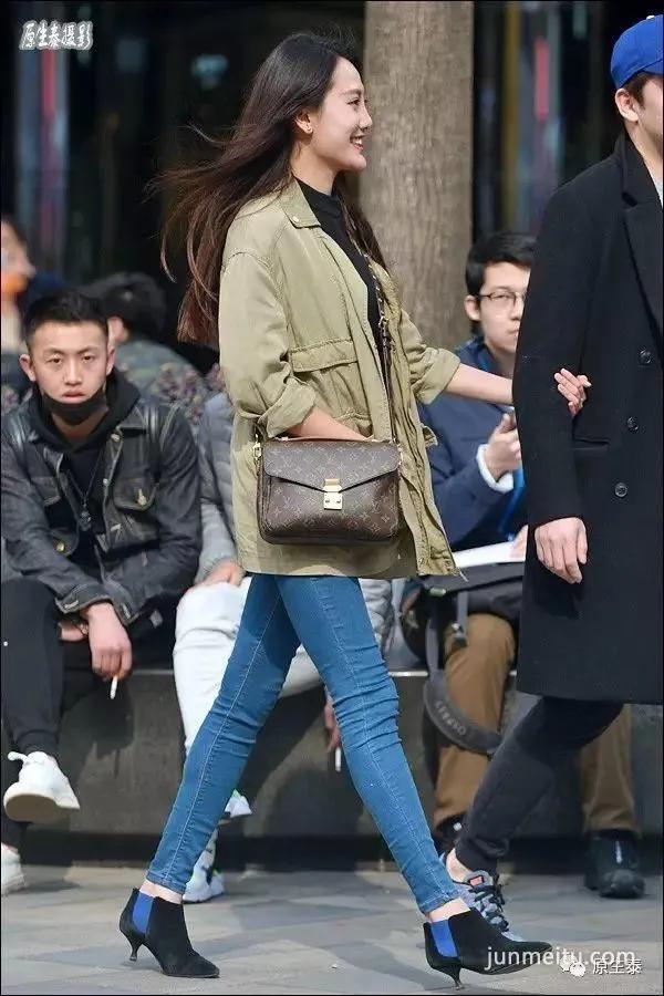 街拍霸气大长腿美女傲视群芳！（组图）