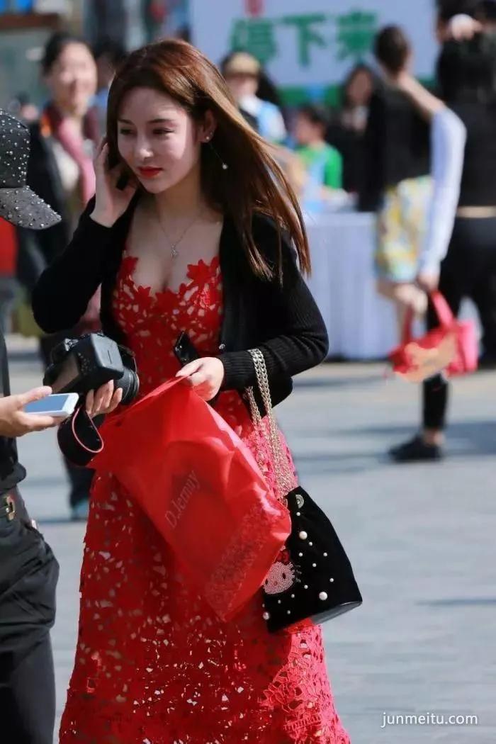 街拍美胸没有两下子,怎能纵横时尚圈?