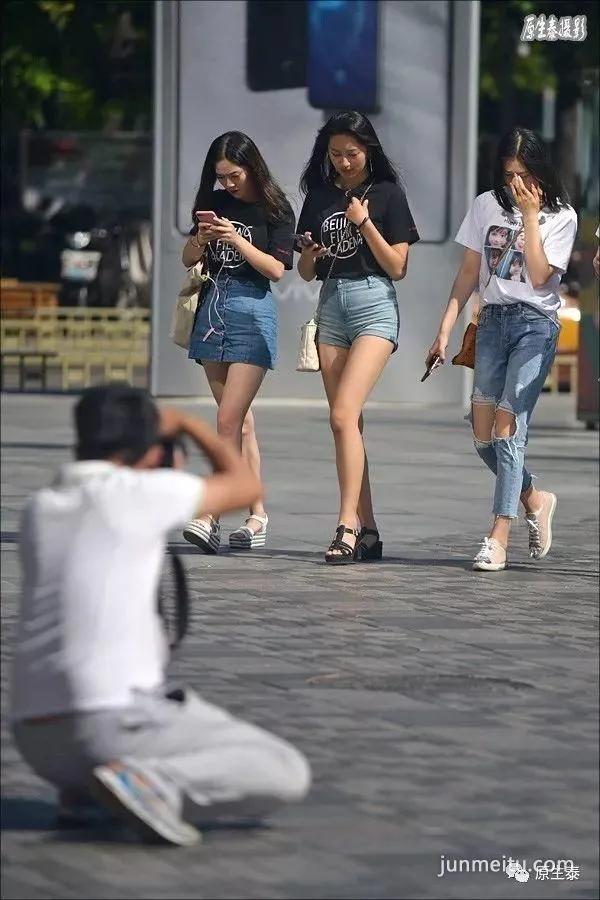 街拍秋季北京美女胡乱穿衣,令人浮想联翩!