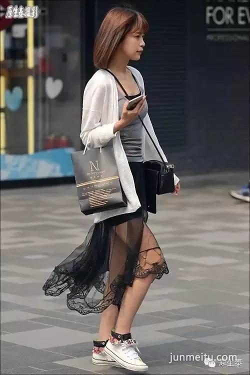 街拍夏日透视装美女性感魅力!(组图)