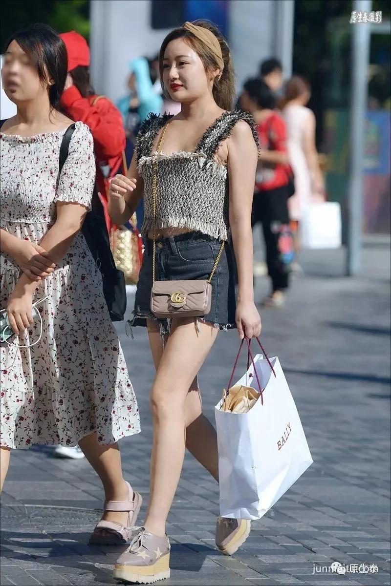 街拍天凉美女依然不舍超短热裤,性感你的眼!