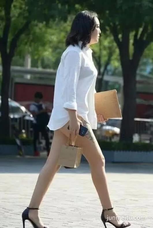街拍没穿裤子就逛街？