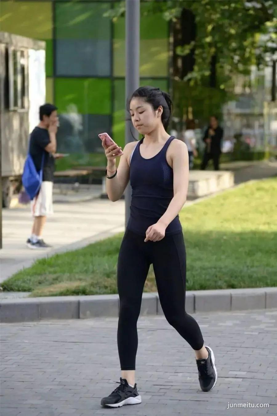 街拍高挑紧身裤修长丰腴双腿浑圆挺翘小蛮腰白皙妹纸