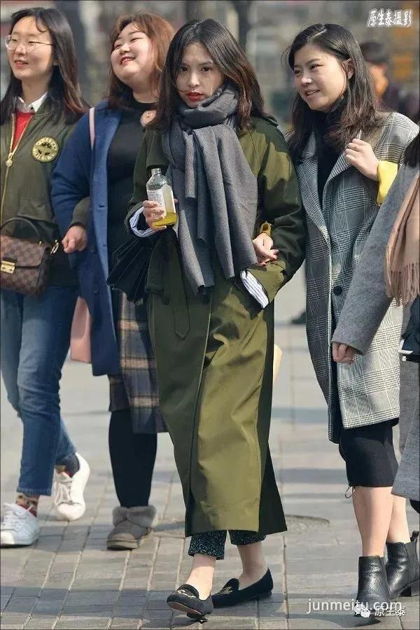 街拍早春美女迷人的风韵，竟然是这样打造的！