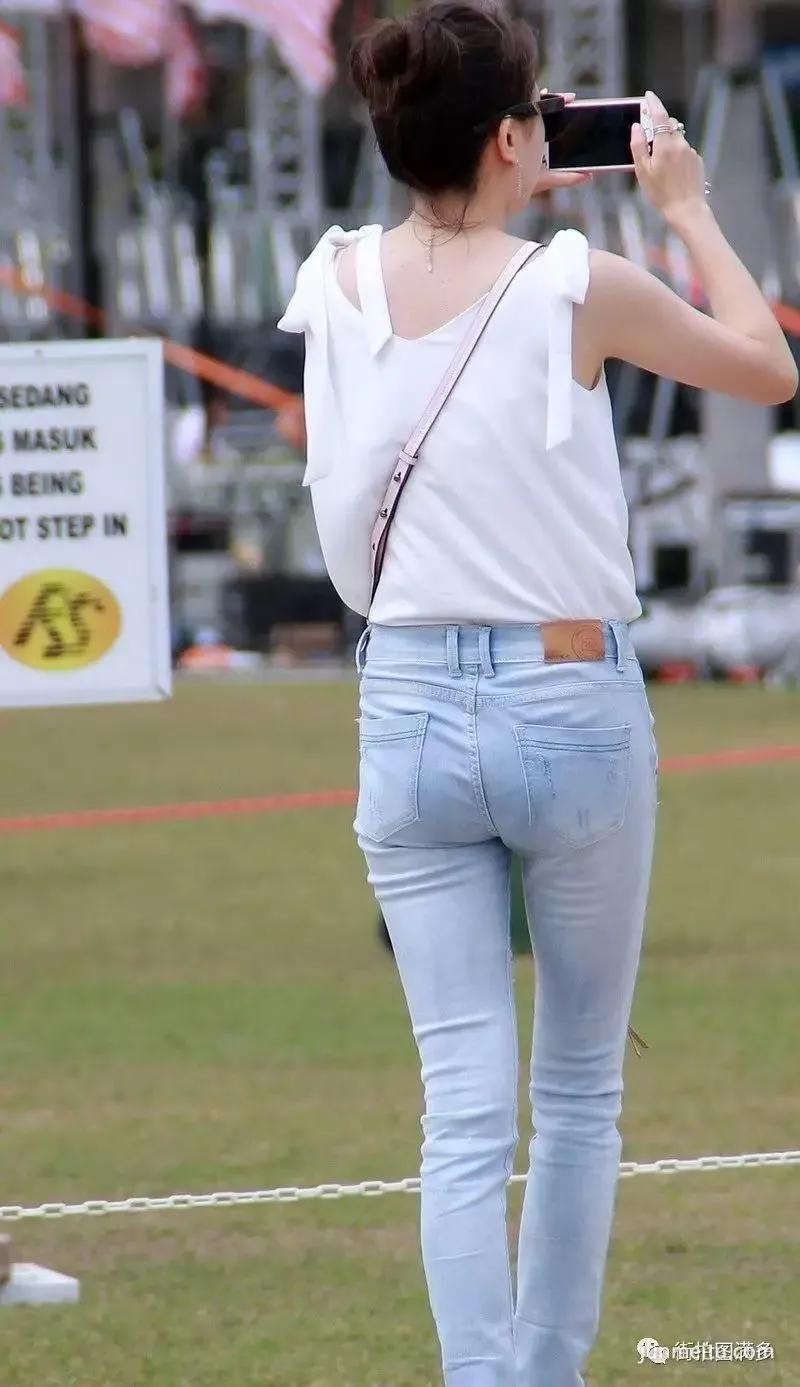 街拍美女 | 气质高挑时尚牛仔长裤墨镜美女
