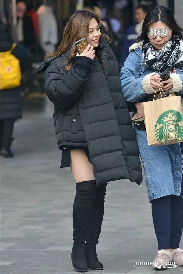 街拍寒冬反季节穿衣的美女，格外惹眼！