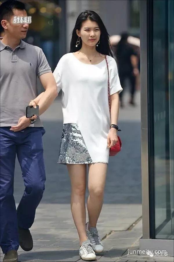 街拍夏日清凉性感美女，太晃眼了吧？