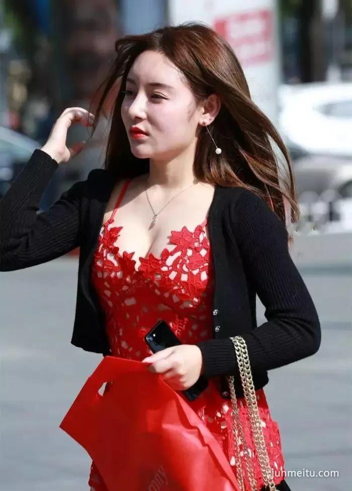 街拍美胸没有两下子,怎能纵横时尚圈?