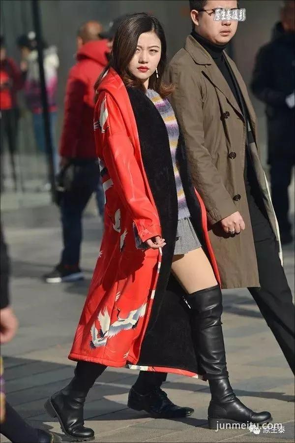 街拍寒冬反季节穿衣的美女，格外惹眼！