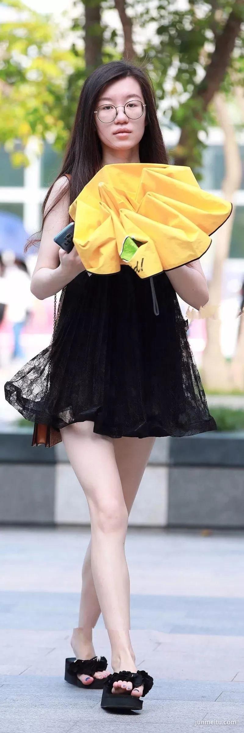 短裙大白腿气质眼镜漂亮美女