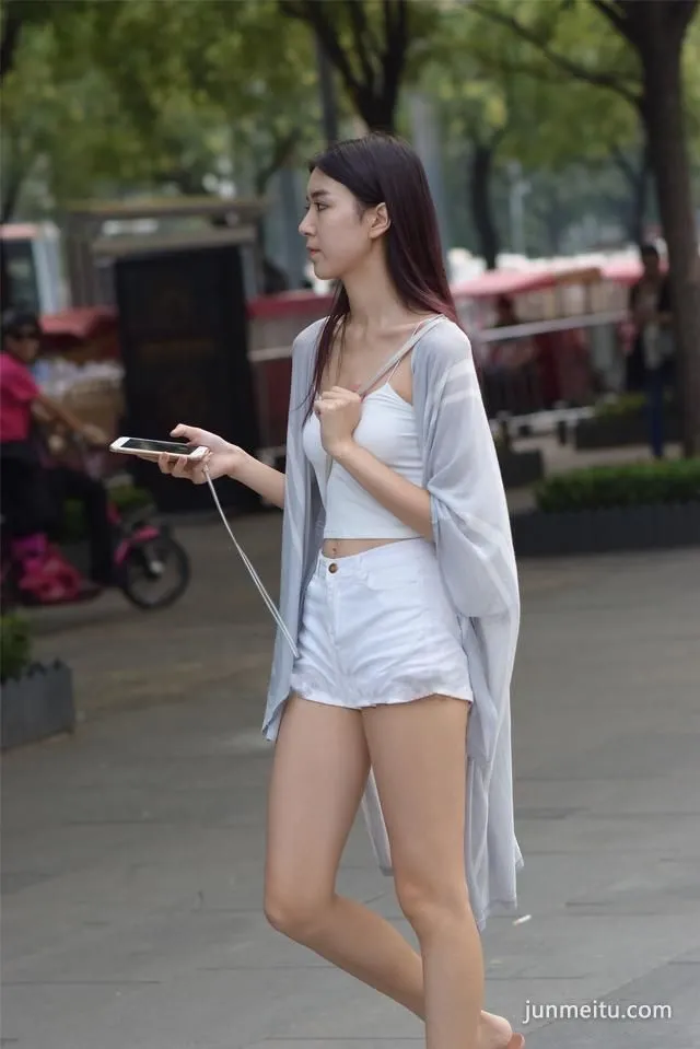 魔镜街拍貌似维族的女神，要拍出时尚大片的意境！