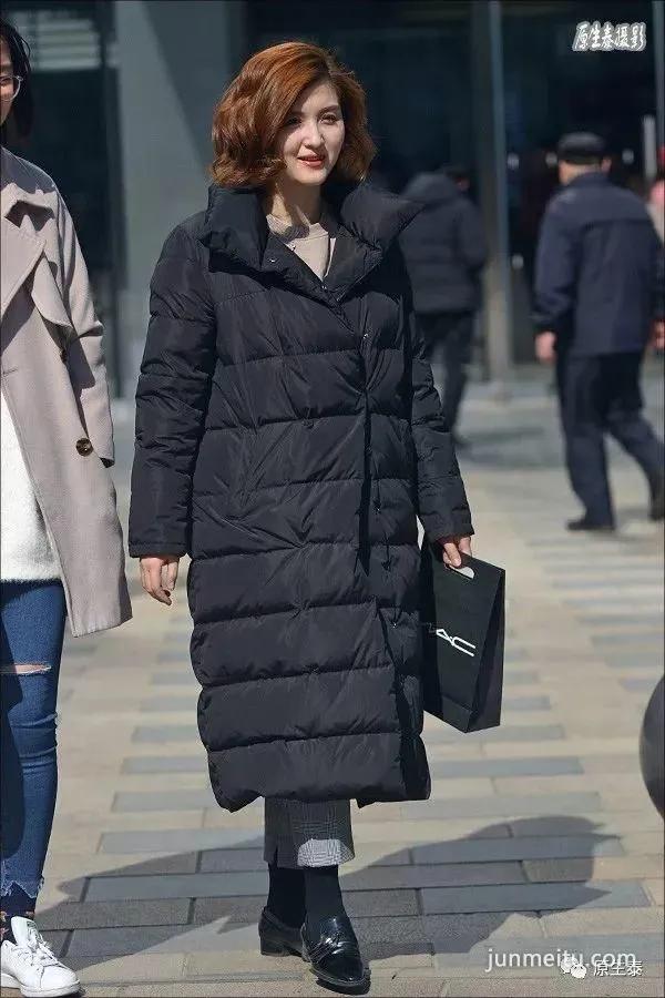 街拍早春美女迷人的风韵，竟然是这样打造的！