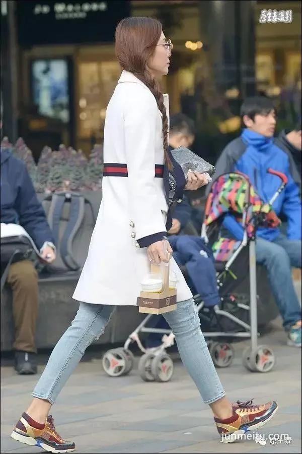 街拍霸气大长腿美女傲视群芳！（组图）