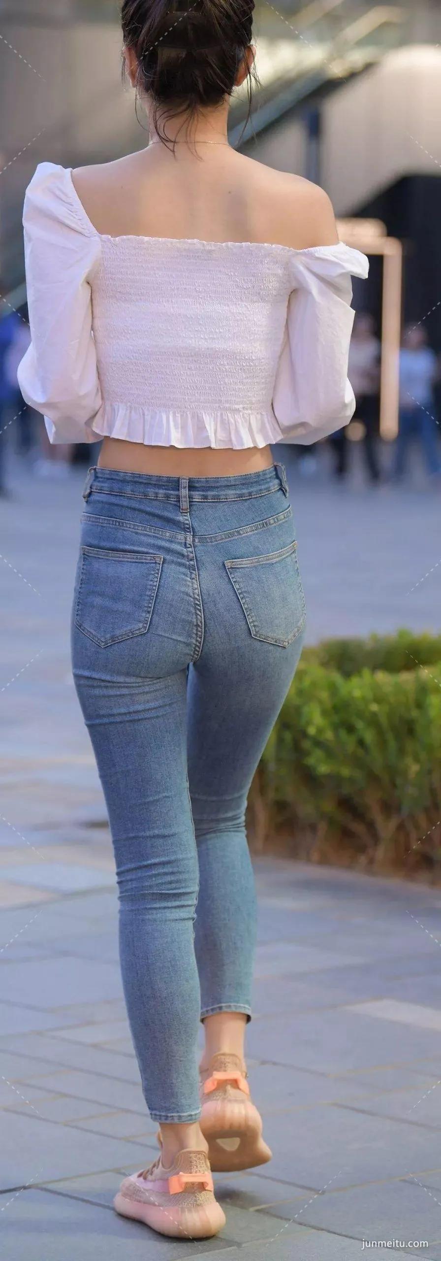 九个太阳街拍紧身牛仔裤蜜臀极品美女
