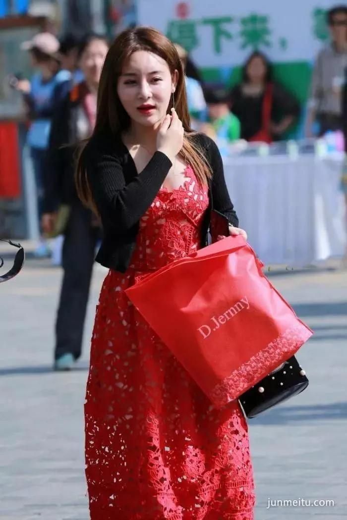 街拍美胸没有两下子,怎能纵横时尚圈?