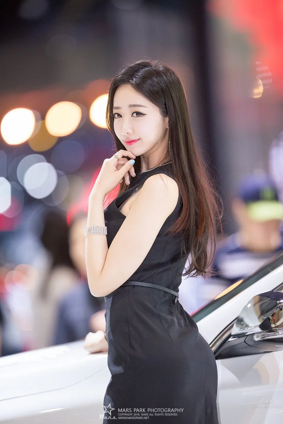 南韩气质车模申海莉 车展瞩目的焦点美人