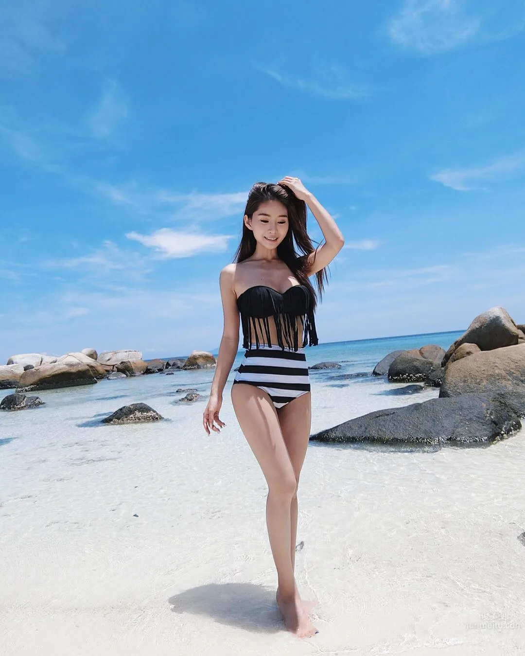马国RQ女神谢丽霜 狂晒胸狠马甲线