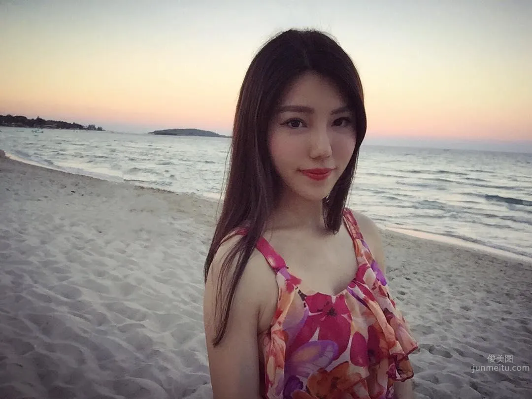 华航空姐Livia Rong 气质美人超吸睛