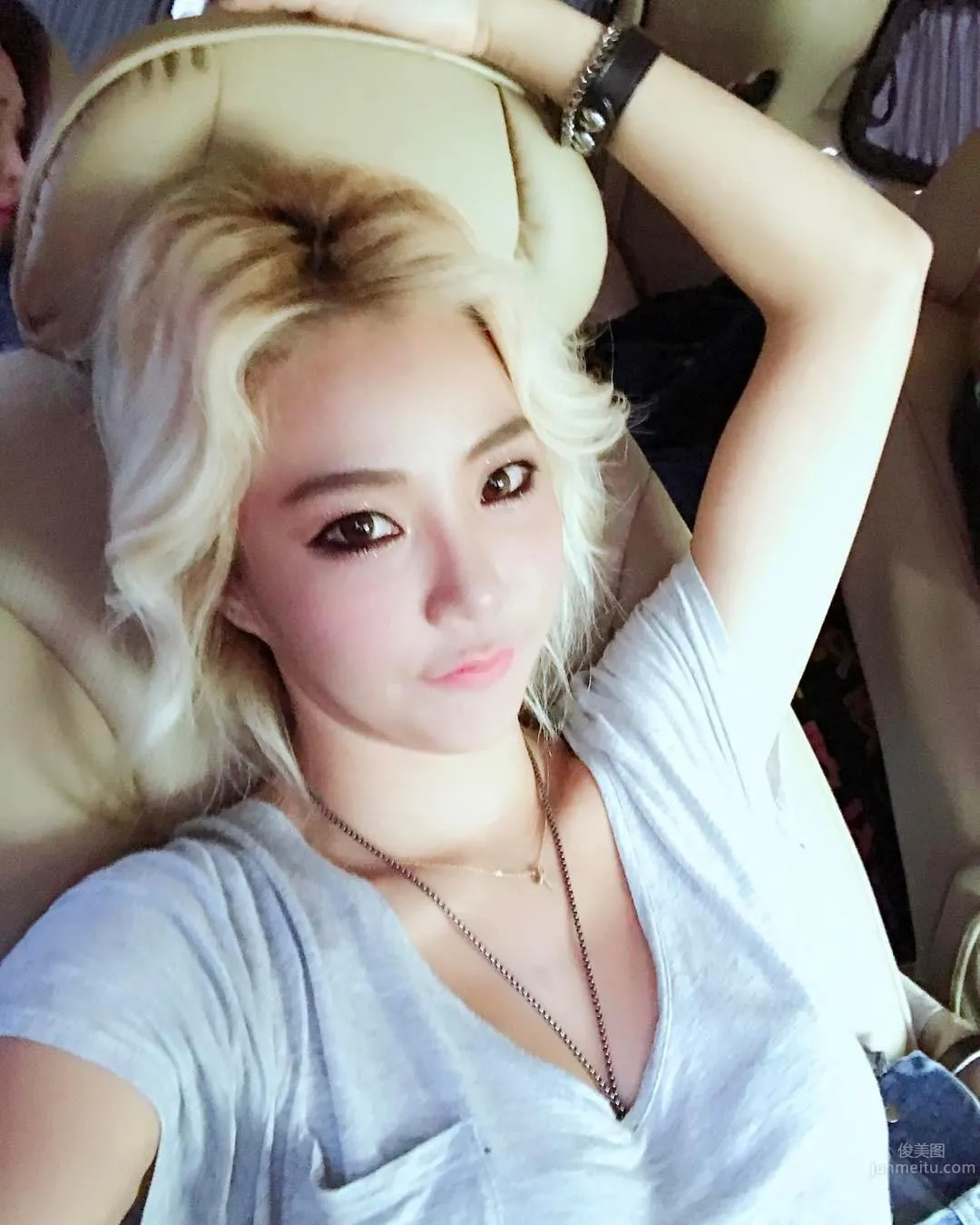 韩国举牌女郎Lee Bom Yi非主流私房照