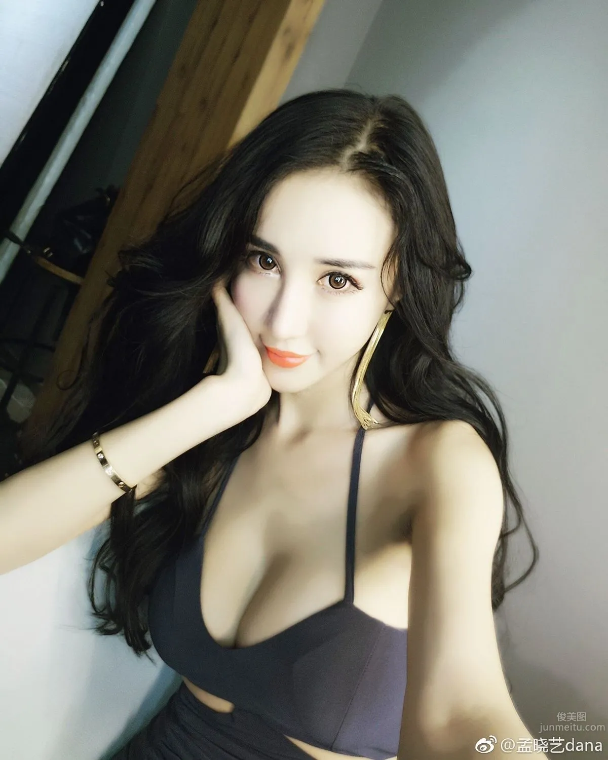 宅男女神孟晓艺 微博时尚性感私房照