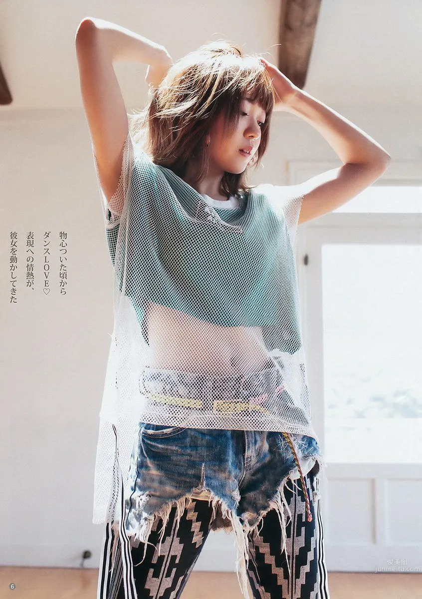 声优斉藤朱夏Solo写真出道 黑色紧身连衣裙无声魅力