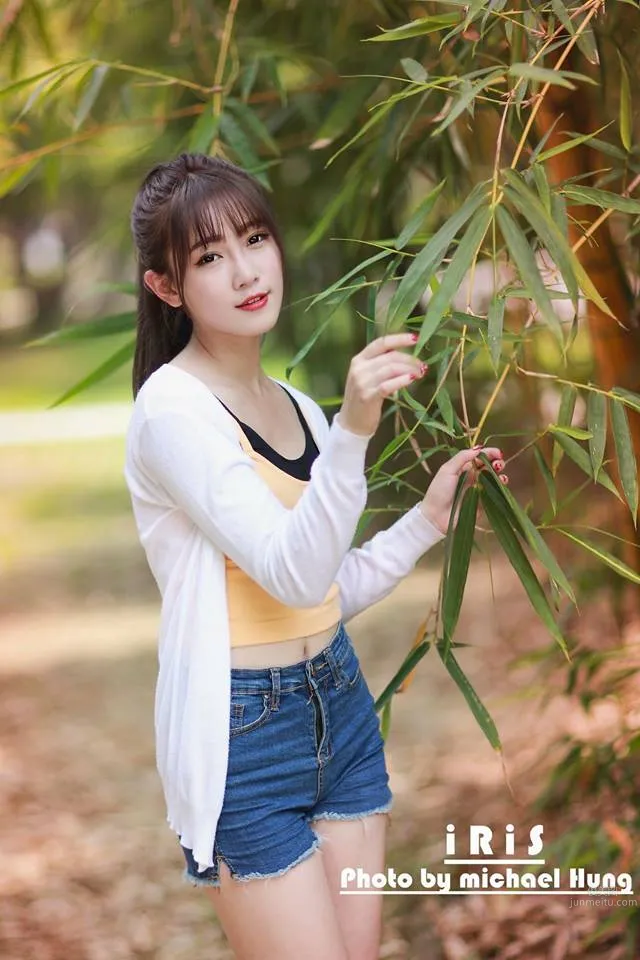 正妹刘萱车厢内喝牛奶 网友：甜美迷人