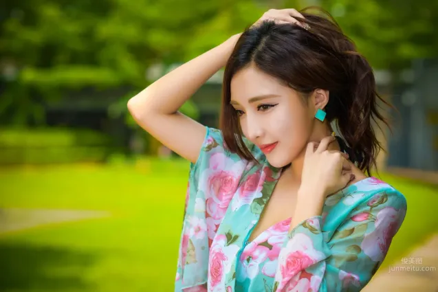 赵芸- 成熟女人户外写真系列五