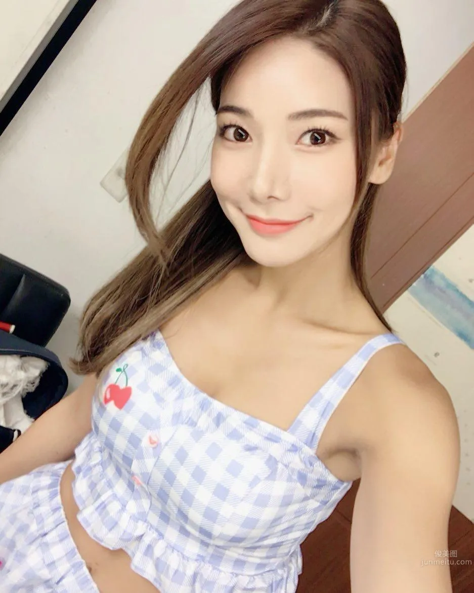 南韩健身美人Mizili Yoon 无论车模还是举牌都性感