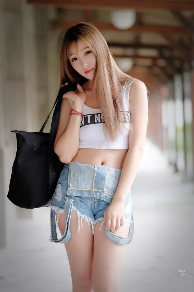 正妹刘萱车厢内喝牛奶 网友：甜美迷人