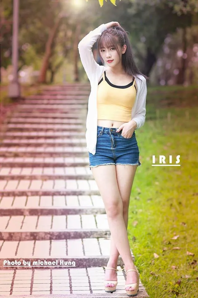 正妹刘萱车厢内喝牛奶 网友：甜美迷人