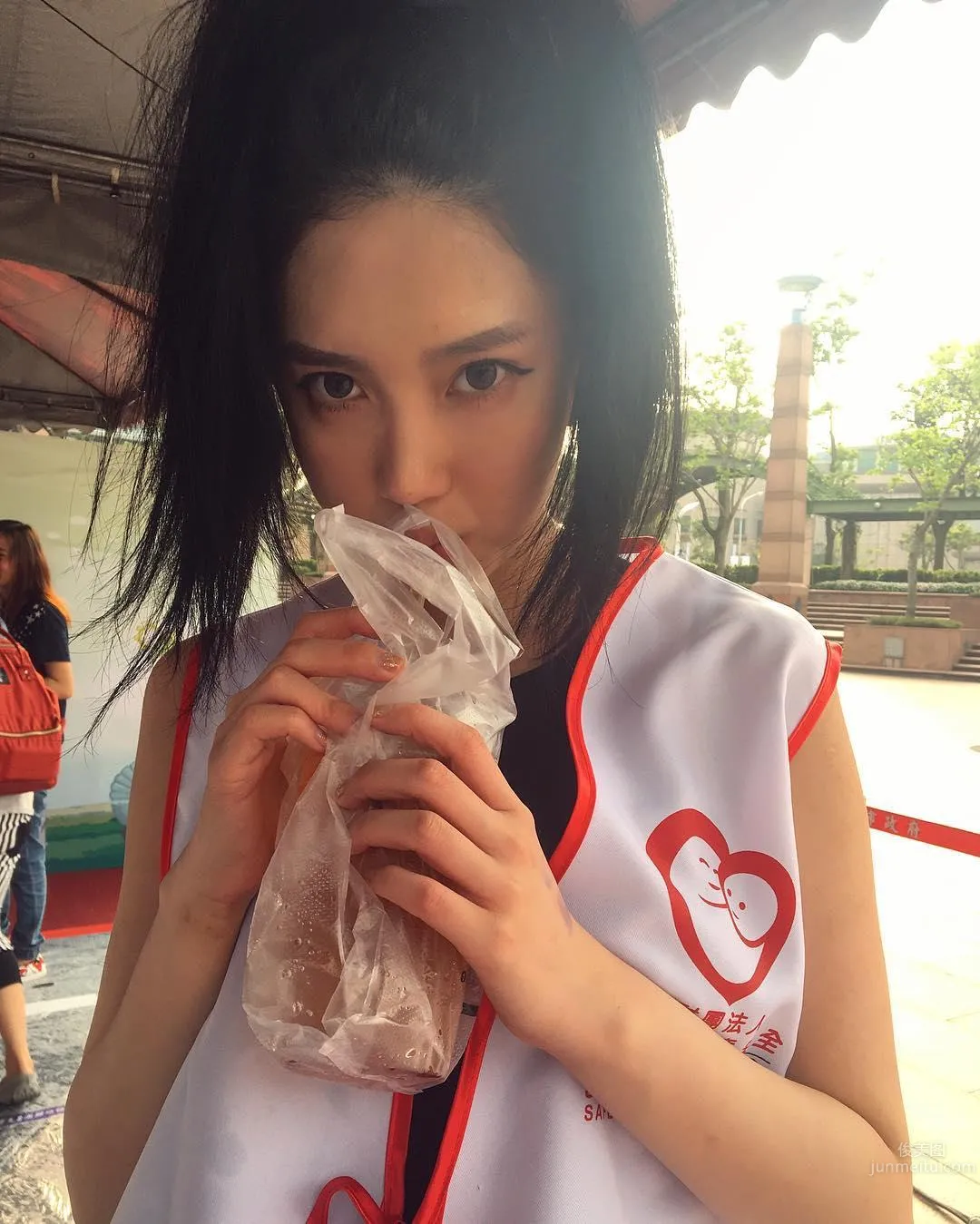 台湾正妹Karen Chao 牛仔裤背心超吸睛