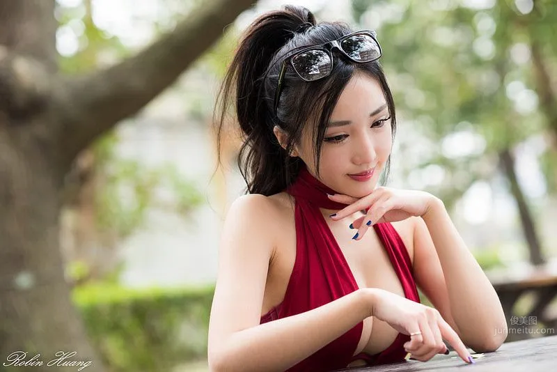 赵芸- 成熟女人写真之深红开胸长裙