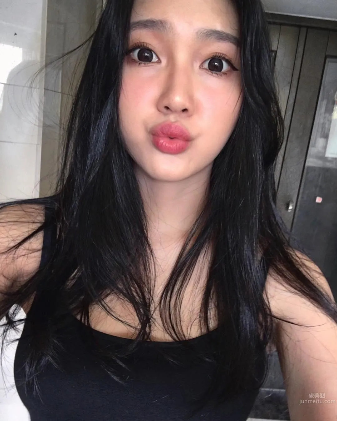 台湾正妹Karen Chao 牛仔裤背心超吸睛