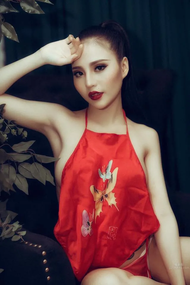 越南模特Đặng Trang火辣红肚兜美图