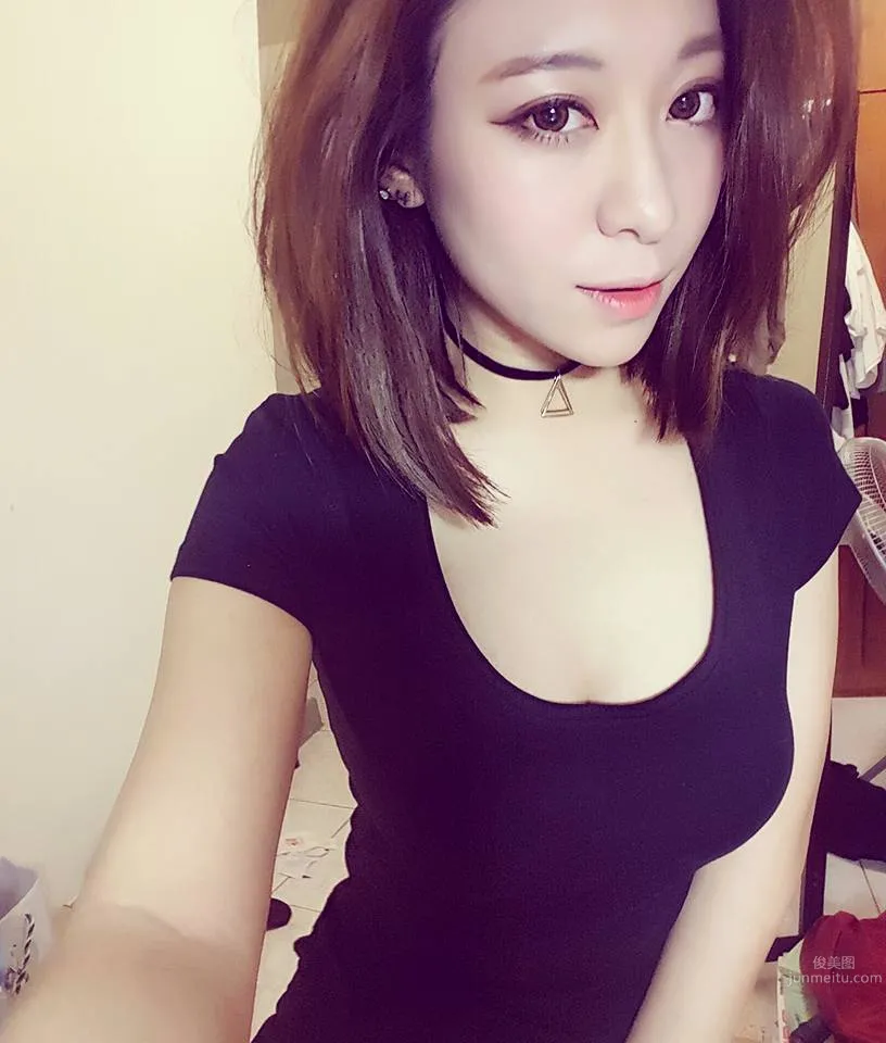 正妹柜姐谢佩佩 沙滩比基尼戏水