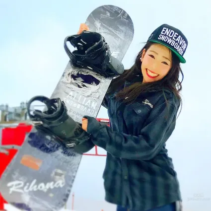 上山又下海！运动正妹りほ紧身衣好迷人