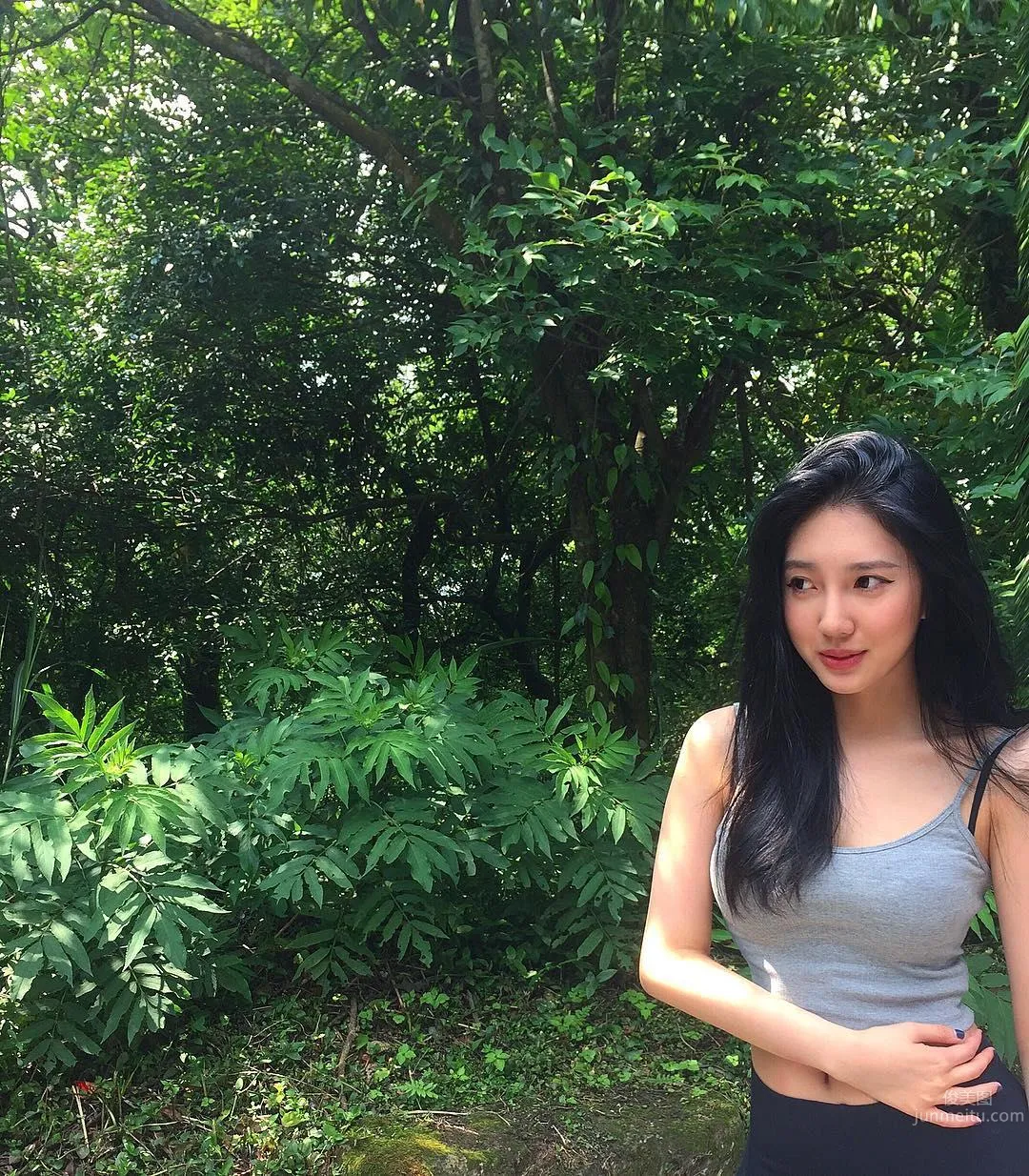 台湾正妹Karen Chao 牛仔裤背心超吸睛